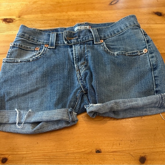 Levi’s 543 Cut Off Low Rise Denim Jean Shorts women 8 - Picture 1 of 9